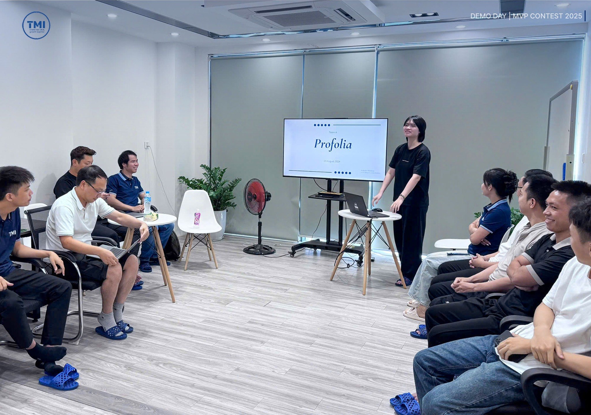 Toàn thể TMI-er chụp ảnh lưu niệm