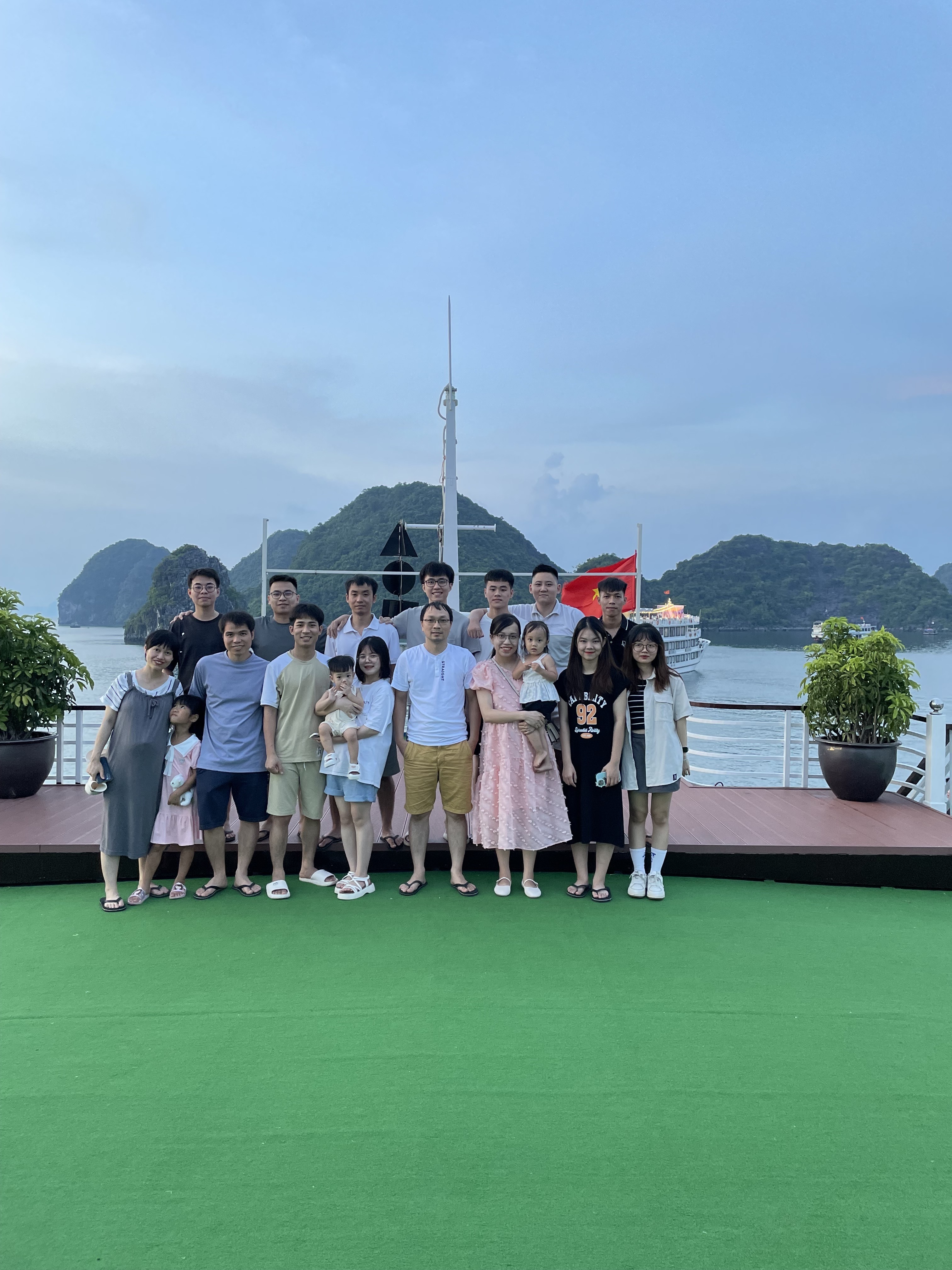 Chụp ảnh lưu niệm trên du thuyền