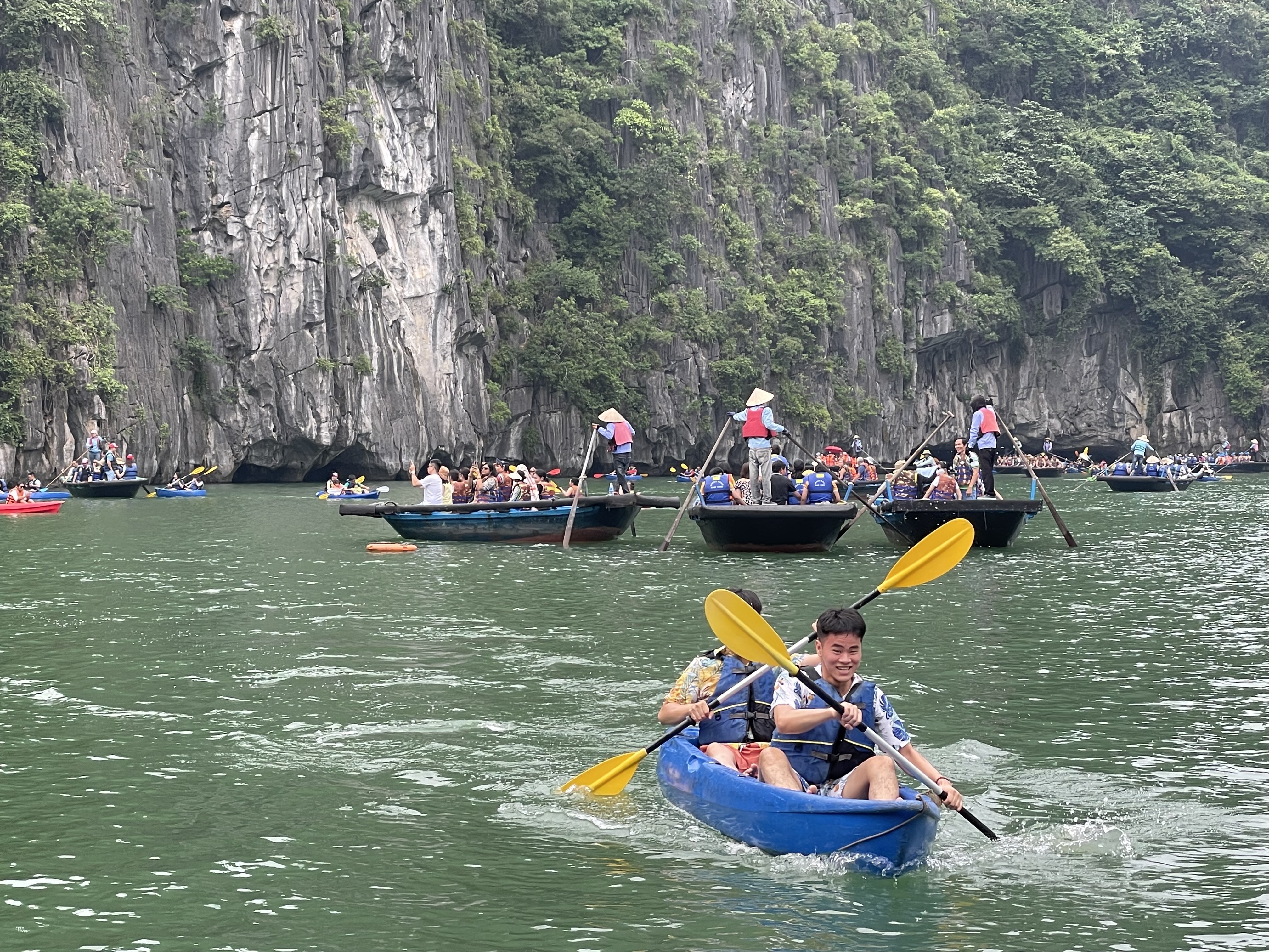 Hoạt động chèo thuyền kayak giữa vịnh Hạ Long