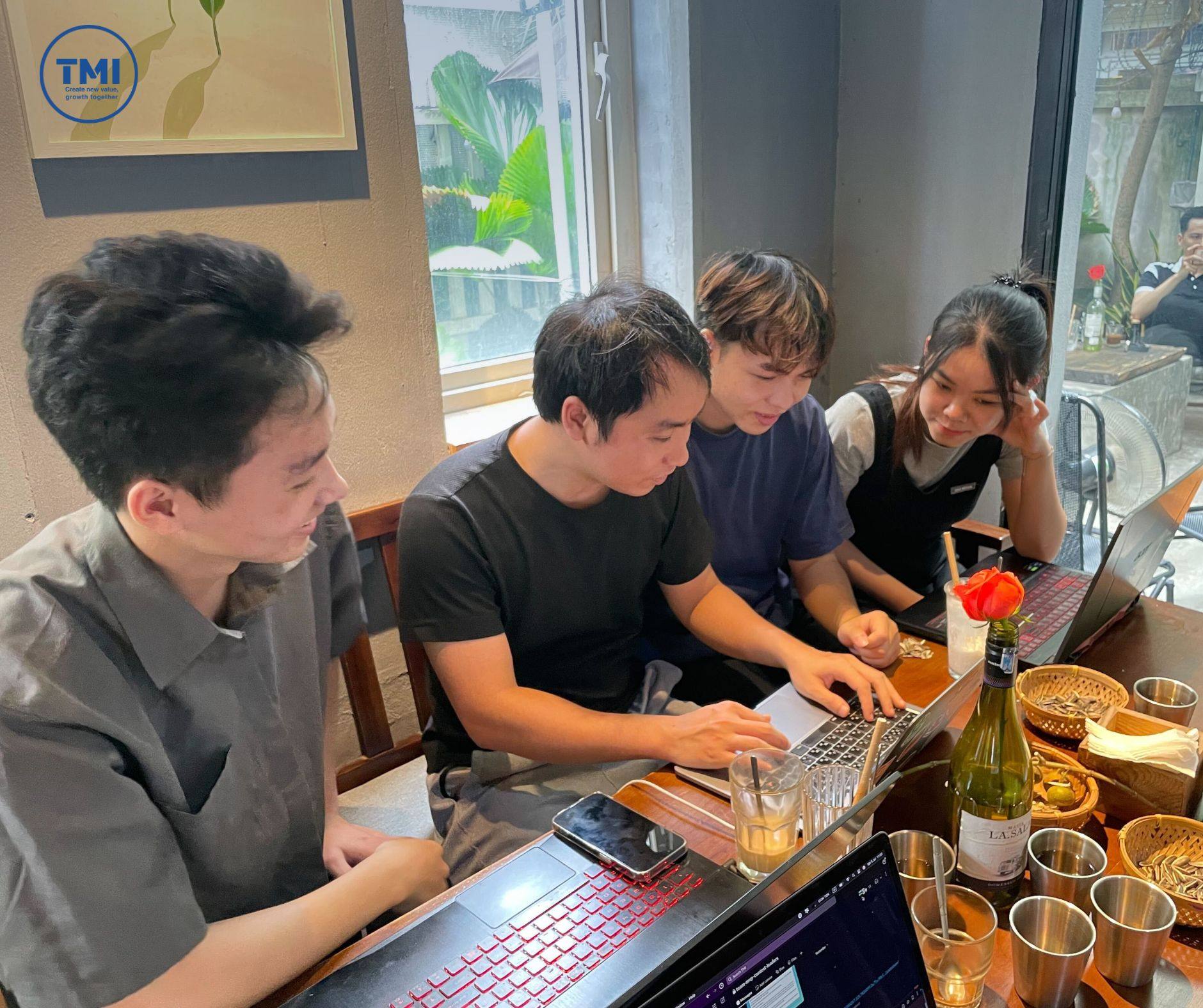 Các đội tham gia thảo luận ý tưởng