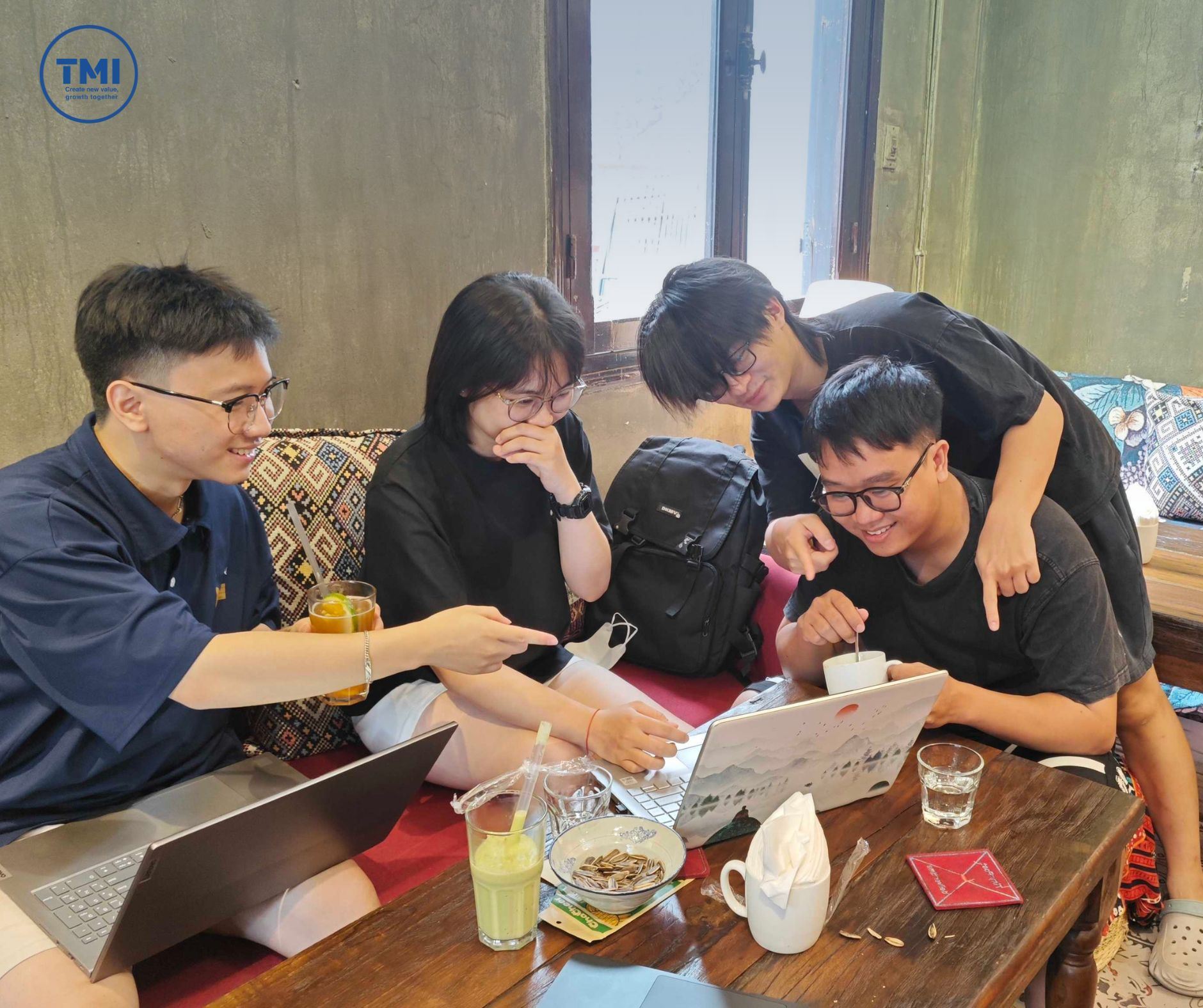 Thảo luận nhóm tại không gian cafe